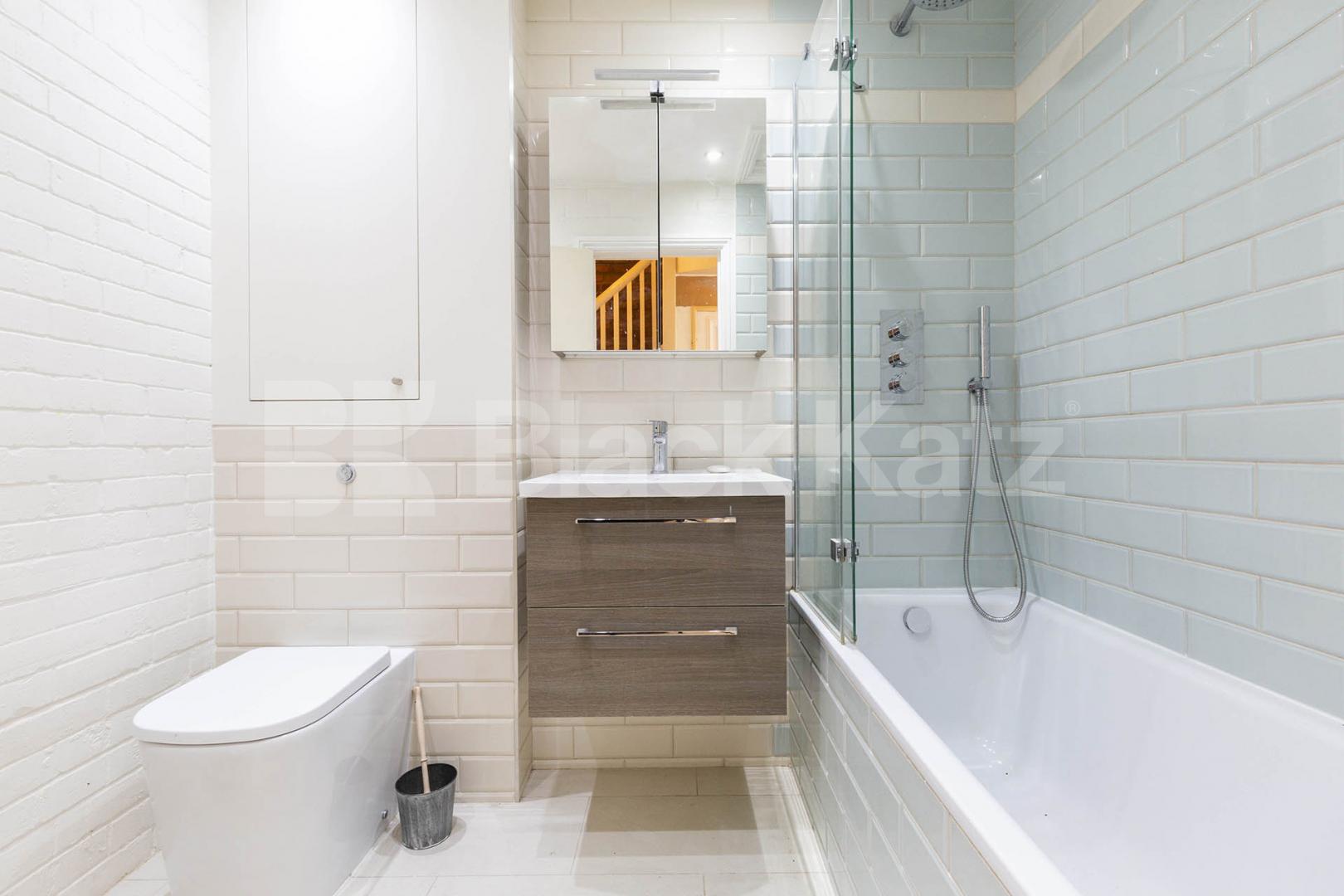 Stunning mid-Terrace house tucked away on a quiet mews Street Marlborough Yard, Archway